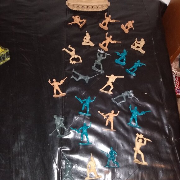 Tiny Army Men and Tank - Picture 3 of 8